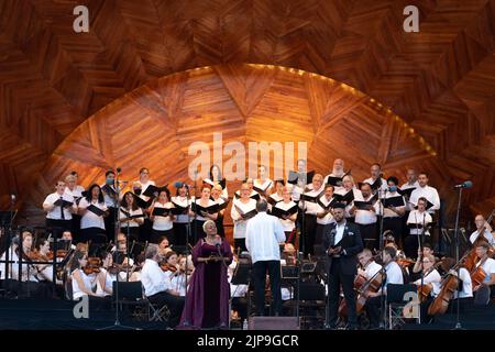 La Boston Landmarks Orchestra si esibisce presso la Hatch Shell sull'Esplande, Boston, Massachusetts Foto Stock