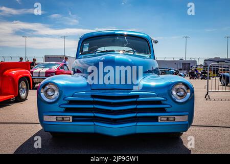 Libano, TN - 13 maggio 2022: Vista frontale in prospettiva bassa di una Chevrolet Fleetmaster Coupe 1947 in una fiera automobilistica locale. Foto Stock