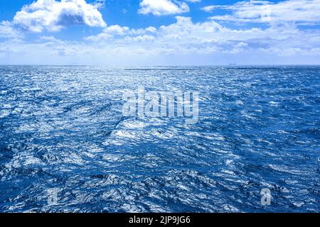 Paesaggio nuvoloso su mari ondosi nel Mare del Nord al largo della costa della Danimarca Foto Stock