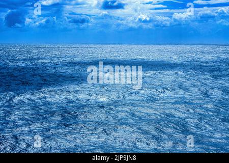 Paesaggio nuvoloso su mari ondosi nel Mare del Nord al largo della costa della Danimarca Foto Stock