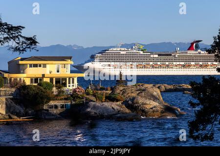 Nave da crociera Carnival Splendor in direzione del porto di Victoria, Vancouver Island, British Columbia, Canada Foto Stock