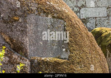 Guimaraes, Portogallo. Iscrizione di Afonso Henriques nel Castelo de Guimaraes (Castello di Guimaraes), castello medievale del 10th ° secolo Foto Stock