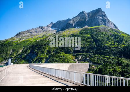 Enorme diga in calcestruzzo di apline nella soleggiata giornata estiva Foto Stock