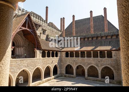 Guimaraes, Portogallo. Il Paco dos Duques de Braganca (Palazzo dei Duchi di Braganza), una tenuta medievale ed ex residenza reale. Cortile interno Foto Stock