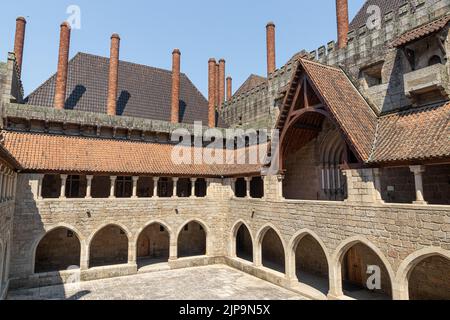 Guimaraes, Portogallo. Il Paco dos Duques de Braganca (Palazzo dei Duchi di Braganza), una tenuta medievale ed ex residenza reale. Cortile interno Foto Stock