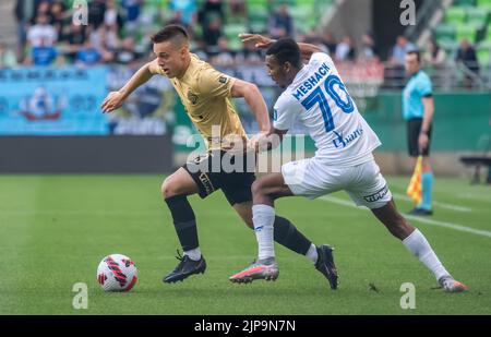 Budapest, Ungheria – 4 maggio 2022. Il centrocampista di Ferencvaros Lorand Paszka contro il attaccante di Zalaegerszeg Meshack Ubochioma durante la Liga GA ungherese della Banca OTP Foto Stock