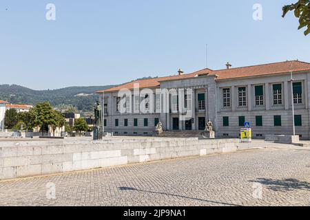 Guimaraes, Portogallo. Statua di Mumadona Dias, contessa del Portogallo, di fronte al Palacio de Justica (Palazzo di Giustizia) Foto Stock