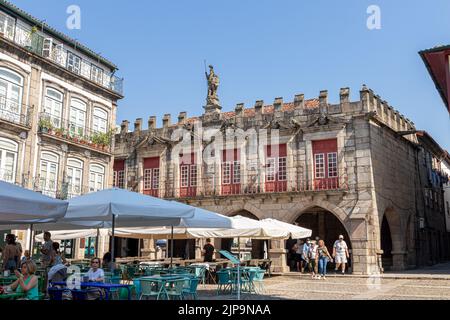 Guimaraes, Portogallo. L'Antigos Pacos de Concelho (camere del Consiglio della Città Vecchia) in piazza Largo da Oliveira Foto Stock