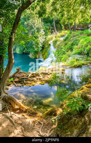 Cascate sul fiume Krka, Croazia. Parte della cascata Skradinski Buk. Luogo famoso nel parco naturale - bella destinazione turistica in Croazia. Fresco Foto Stock