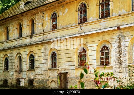 Mariánské Lázně, Repubblica Ceca, 30 giugno 2022: Edificio abbandonato trascurato, da ristrutturare dietro il magnifico Castello di Metternich a Czec Foto Stock