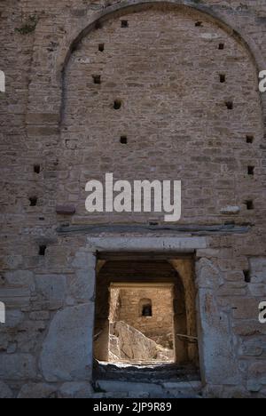 Ingresso al sito storico Acrocorinth a Corinto, Grecia in estate Foto Stock