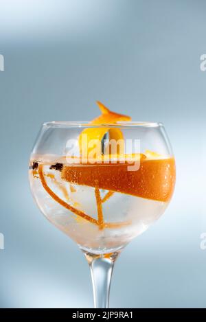 cocktail, scorza d'arancia, gin tonic, alcol, cocktail, bevanda tropicale, bevande tropicali, bucce d'arancia, gin tonics Foto Stock