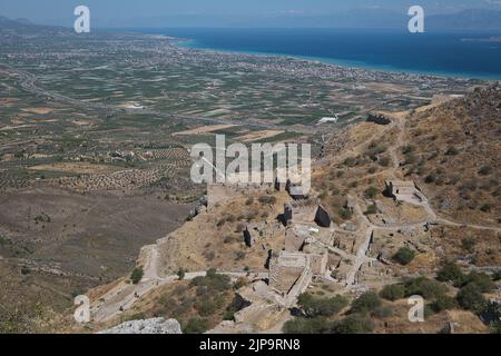 Vista elevata dell'ingresso al sito storico Acrocorinto a Corinto, Grecia in estate Foto Stock