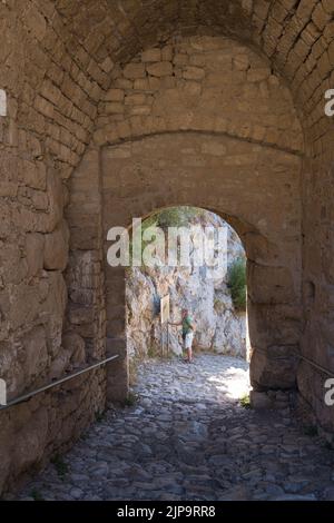 Turista femminile all'ingresso al sito storico Acrocorinth a Corinto, Grecia in estate Foto Stock