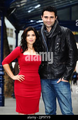 File foto datata 31/10/2011 dell'America Ferrera e Darius Campbell stand fuori dal Garrick Theatre di Londra, dopo che è stato annunciato che saranno in parte il cast di Chicago. L'ex concorrente Pop Idol e star del teatro Darius Campbell Danesh è stato trovato morto nella sua stanza degli appartamenti negli Stati Uniti all'età di 41 anni, ha annunciato la sua famiglia. Data di emissione: Martedì 16 agosto 2022. Foto Stock