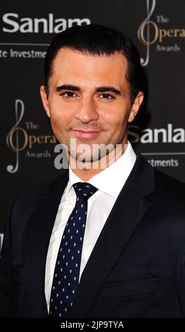 Foto del file datata 7/4/2014 di Darius Danesh che partecipa agli International Opera Awards 2014 tenutisi presso il Grosvenor House Hotel, a Londra. L'ex concorrente Pop Idol e star del teatro Darius Campbell Danesh è stato trovato morto nella sua stanza degli appartamenti negli Stati Uniti all'età di 41 anni, ha annunciato la sua famiglia. Data di emissione: Martedì 16 agosto 2022. Foto Stock