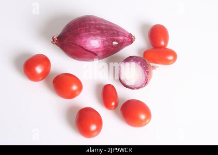 cipolla di tropea igp e pomodorini su fondo bianco Foto Stock