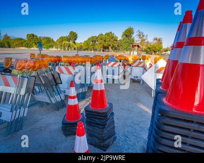 Coni di sicurezza stradale, segnaletica e lampeggiatori in cantiere. Foto Stock