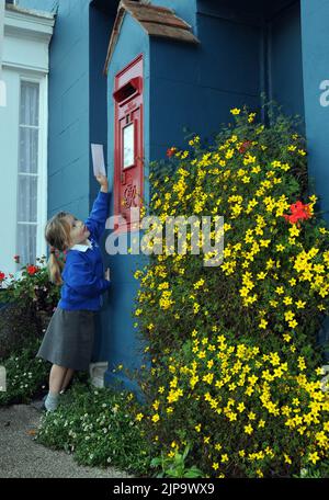 Con pochi giorni fino all'ultima data di invio in Australia per Natale la casella postale nel villaggio di Portchester, è ancora un blaze di colore da fiori estivi, ma poco 4 anni di maggio Hepburn ha bisogno di aiuto per inviare una lettera. PIC Mike Walker, 2010 Foto Stock