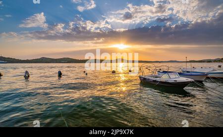 Tramonto sul piccolo porto della città di Sibenik, Croazia Foto Stock