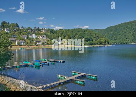 Villaggio di Rurberg a Rurtalsperre serbatoio, Eifel Nationalpark, Germania Foto Stock