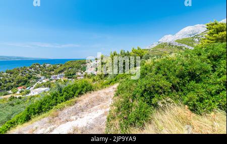 Baska Voda, Croazia - vista della costa, del mare e delle montagne. Famosa destinazione di viaggio. Foto Stock