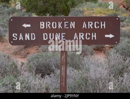 Indicazioni stradali per Broken Arch e Sand Dune Arch, situati nel parco nazionale di Arches, Moab, Utah, USA Foto Stock