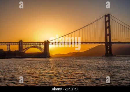 Golden Gate Bridge al tramonto. San Francisco, California, Stati Uniti. Foto Stock