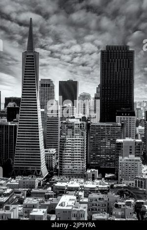 San Francisco - edificio Transamerica - circa 2013. La Piramide Transamerica è un grattacielo futurista a 48 piani. Foto Stock
