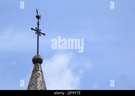 Croix sur le toit du clocher. Eglise Notre-Dame de la Gorge. Les Contamines-Montajoie. Alta Savoia. Auvergne-Rhône-Alpi. Francia. Europa. Foto Stock