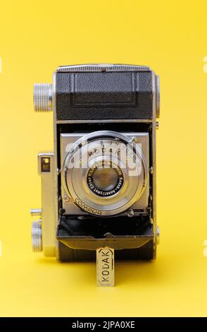 Fotocamera d'epoca Kodak isolata su sfondo giallo Foto Stock