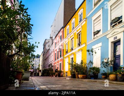 Francia. Parigi (75) 12th° arrondissement. Le facciate colorate delle case in rue Cremieux. Questa strada è senza dubbio una delle più colorate Foto Stock