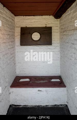 Vecchia casa di pietra fattoria con due posti a sedere latrine / box wc al museo all'aperto Bachten de Kupe in estate, Izenberge, Fiandre Occidentali, Belgio Foto Stock