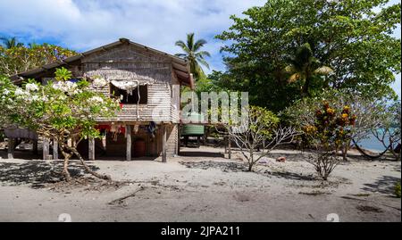 Una casa in stile tradizionale, eretta su palafitte sopra una spiaggia vicino Gizo nella provincia occidentale delle Isole Salomone. Foto Stock