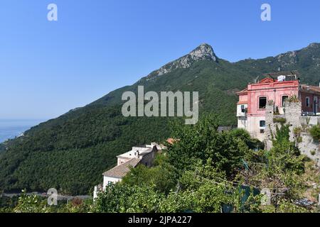 Una casa isolata nel paesaggio di Albori, un villaggio sulle montagne della costiera amalfitana. Foto Stock