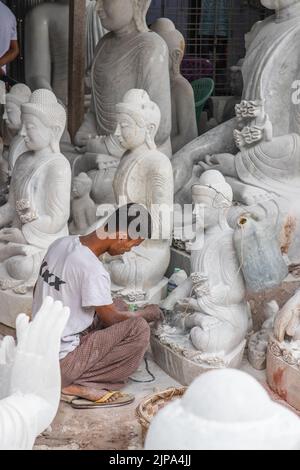 Stonemason lavorare in Mandalay Myanmar Birmania Sud-est asiatico Foto Stock