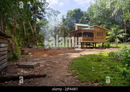 Casa in legno in costruzione nella giungla lussureggiante vicino Gizo, nella provincia occidentale delle Isole Salomone. Foto Stock