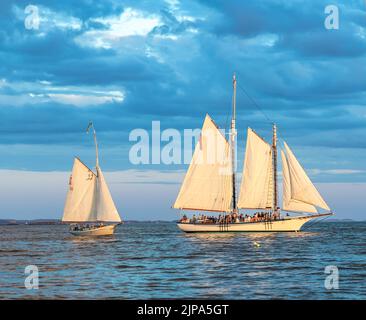 Due barche a vela sotto vela a Camden Maine Foto Stock