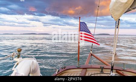 Bandiera americana sulla poppa di una barca a vela Foto Stock