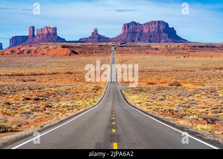 Strada che conduce alla Monument Valley, (cappello messicano) Forrest Gump Point, autostrada US 163, Utah Border Navajo Tribal Park, Arizona, Stati Uniti, USA Foto Stock