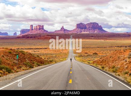Strada che conduce alla Monument Valley, (cappello messicano) Forrest Gump Point, autostrada US 163, Utah Border Navajo Tribal Park, Arizona, Stati Uniti, USA Foto Stock