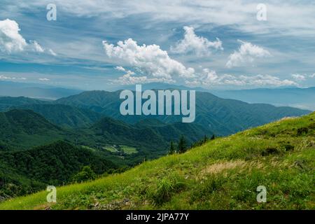 Questa vista sud-ovest dal bordo degli altopiani Utsukushigahara-Kogen nella prefettura di Nagano in Giappone, che sorge in alto sopra il Monte Iriyamabe Foto Stock