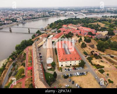 Novi Sad, la Fortezza di Petrovaradin e il fiume Danubio, vista panoramica aerea durante il tramonto in estate Foto Stock