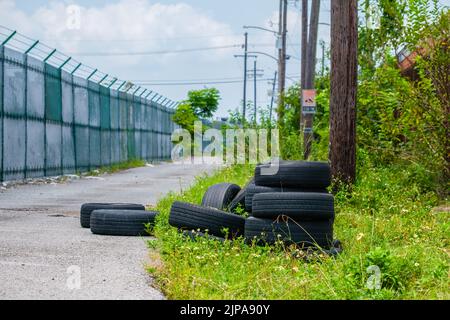 I pneumatici scartati sono stati scaricati illegalmente sul lato di una strada a New Orleans, Louisiana, USA Foto Stock