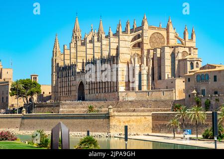 La Cattedrale di Santa Maria a Palma di Maiorca, detta anche la Seu (sede episcopale catalana), è la Chiesa episcopale della Diocesi di Maiorca. B Foto Stock