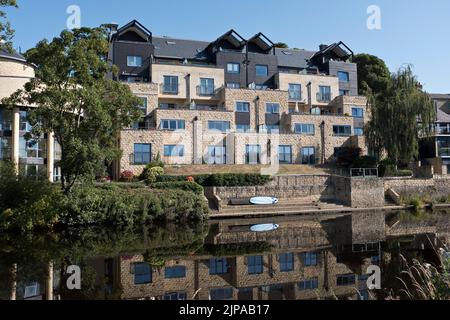 dh River Wharfe WETHERBY WEST YORKSHIRE Riverside appartamenti moderni esterni fiumi inghilterra uk Foto Stock