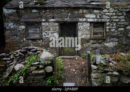 Un cottage gallese in pietra e ardesia tetto nel villaggio di Abergwyngregyn, Galles del Nord. Sul bordo settentrionale della catena montuosa del Carneddau. Foto Stock