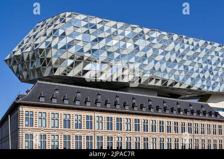 Anversa, Belgio - Agosto 2022: Esterno dell'edificio dell'autorità portuale di Anversa nei moli commerciali della città. L'architetto era Zaha Hadid. Foto Stock