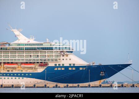 RIJEKA, CROAZIA - 10 2022 LUGLIO: Nave passeggeri ormeggiata a grandi passeggeri di approdo dopo un viaggio in mare contro il cielo blu. Enorme nave da crociera passeggeri ormeggiata al lungo molo closeup il 10 luglio a Fiume Foto Stock