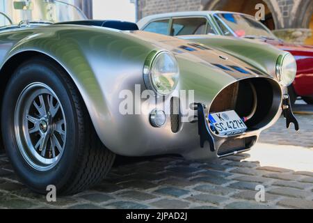 Shelby Cobra 427 SC degli anni Sessanta al salone d'auto d'epoca di Colonia, dettaglio in primo piano dal lato anteriore Foto Stock